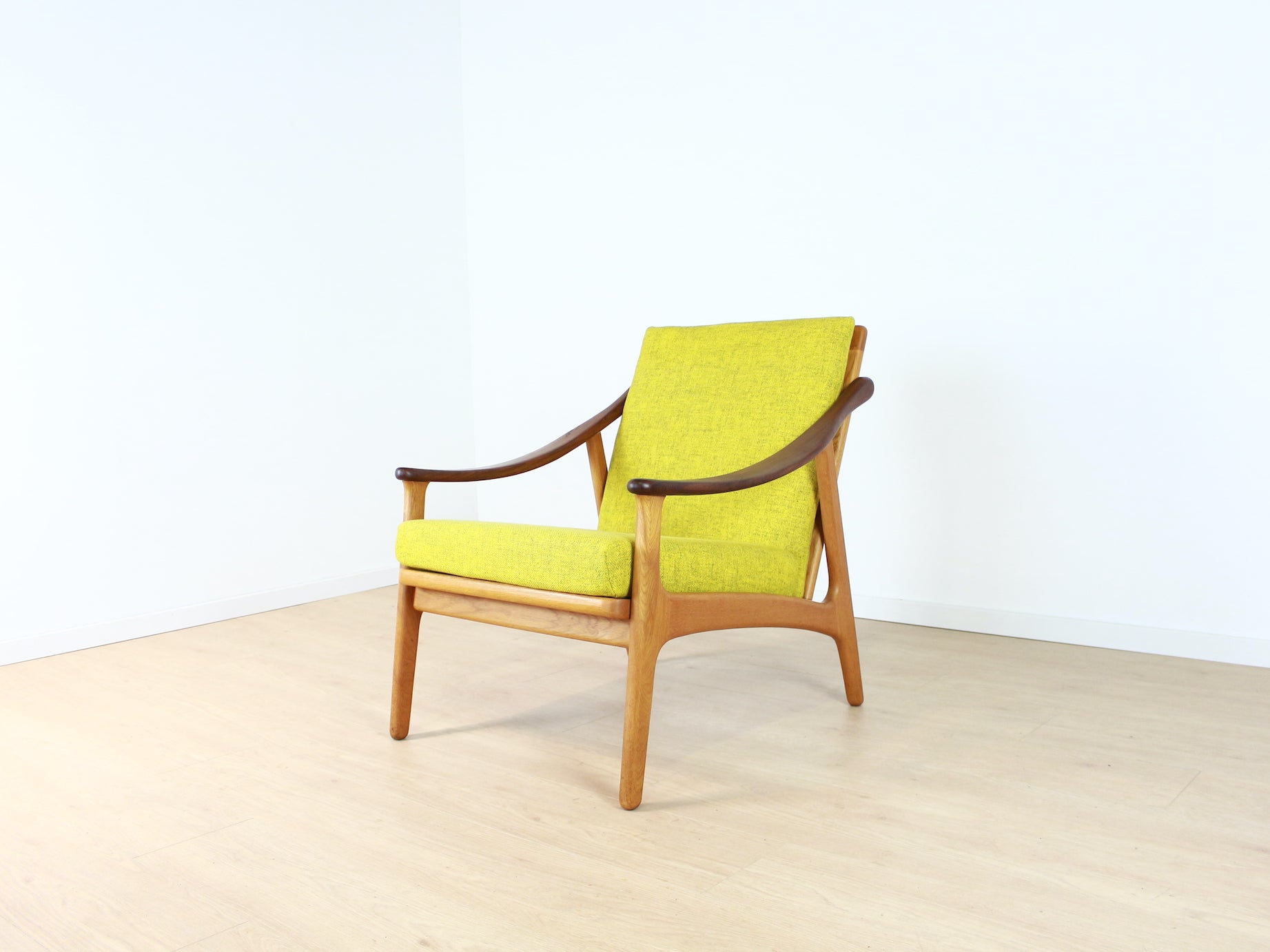 Installatie trek de wol over de ogen verlichten vintage fauteuil – Pakhuis53