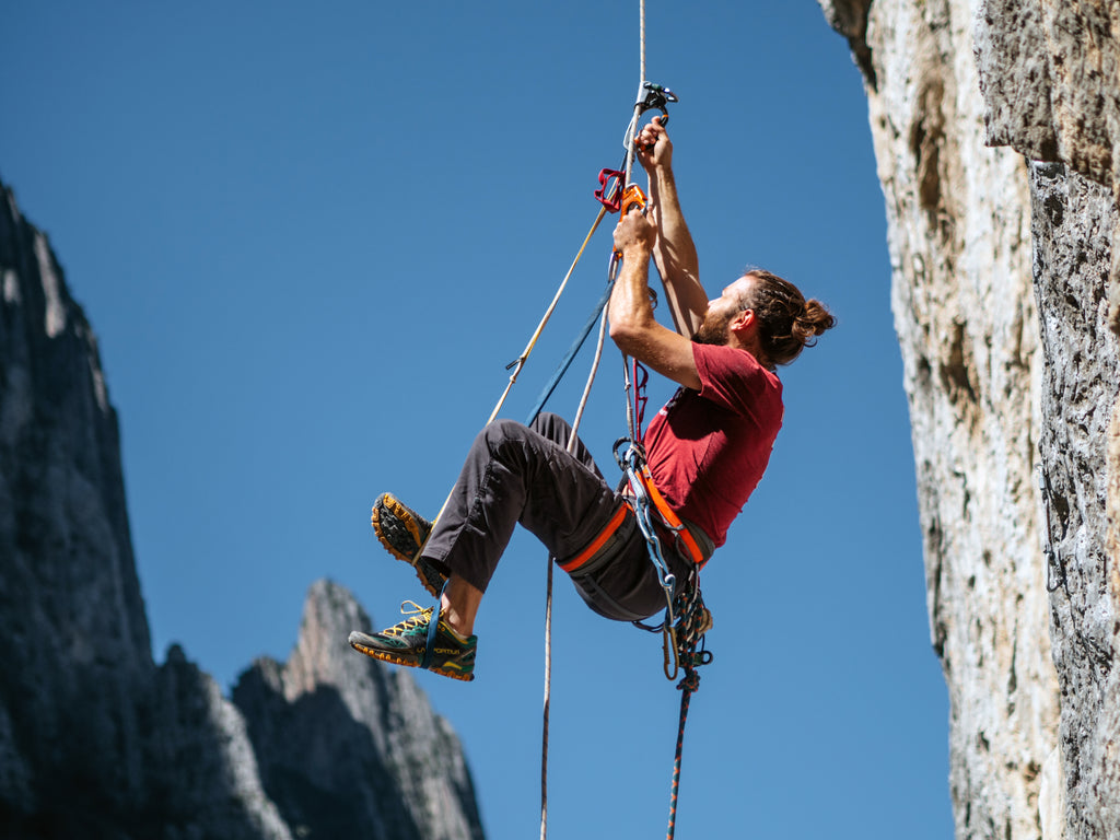 HoldBreaker 2 - male climber jummering