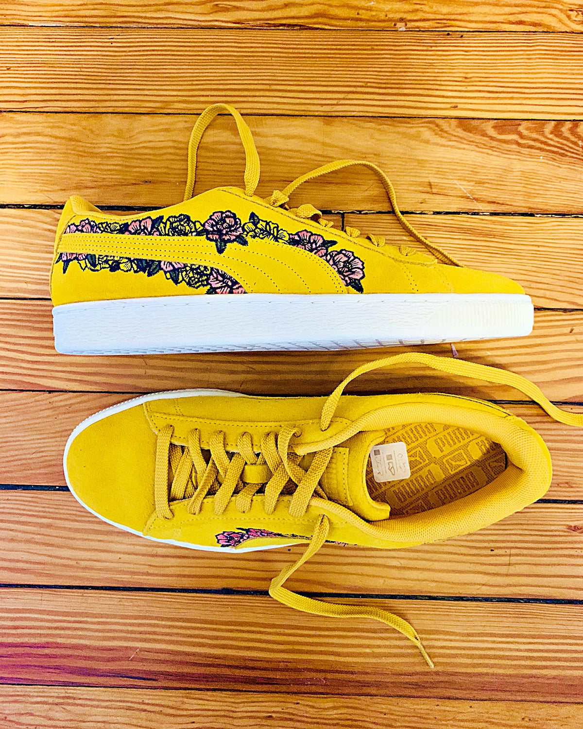 PUMA Womens Suede Embroidered Floral Sneaker