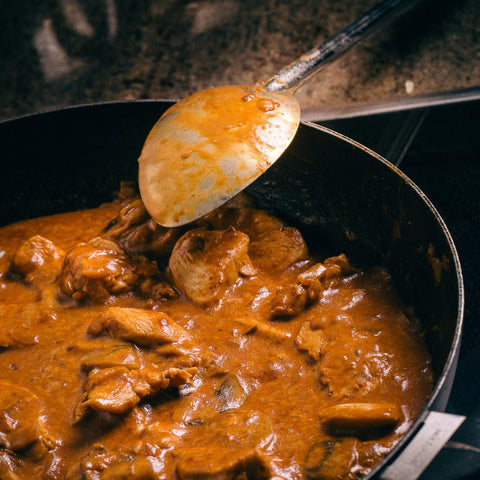 Chicken and mushroom stroganoff in a pan