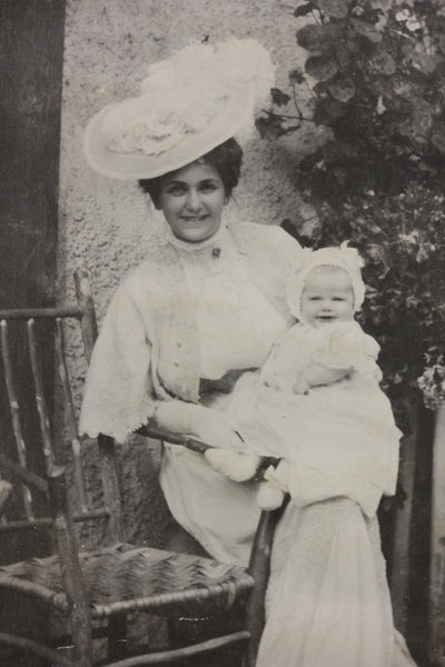 A young Mildred Titcomb with her mother 