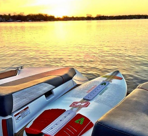 doomswell nubstep wakesurf board on the back of a boat in the lake