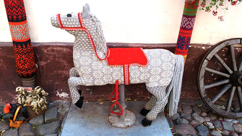 Hobbywool yarn bombed horse