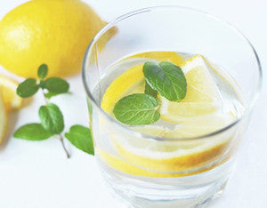 Hidratación agua con limón