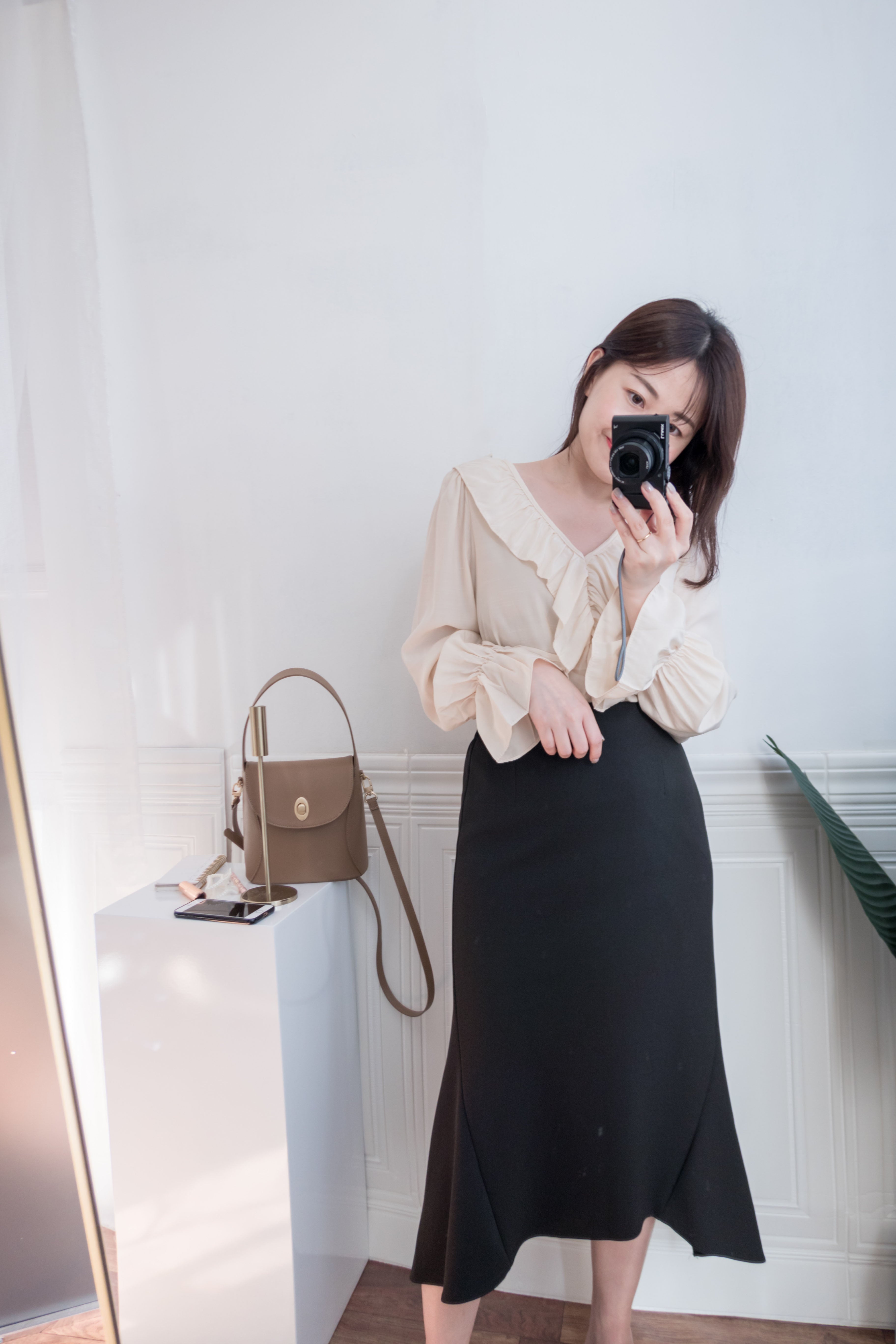 Fine ruffle v領口輕優雅荷葉亮澤棉質上衣, blouse/ BU8635