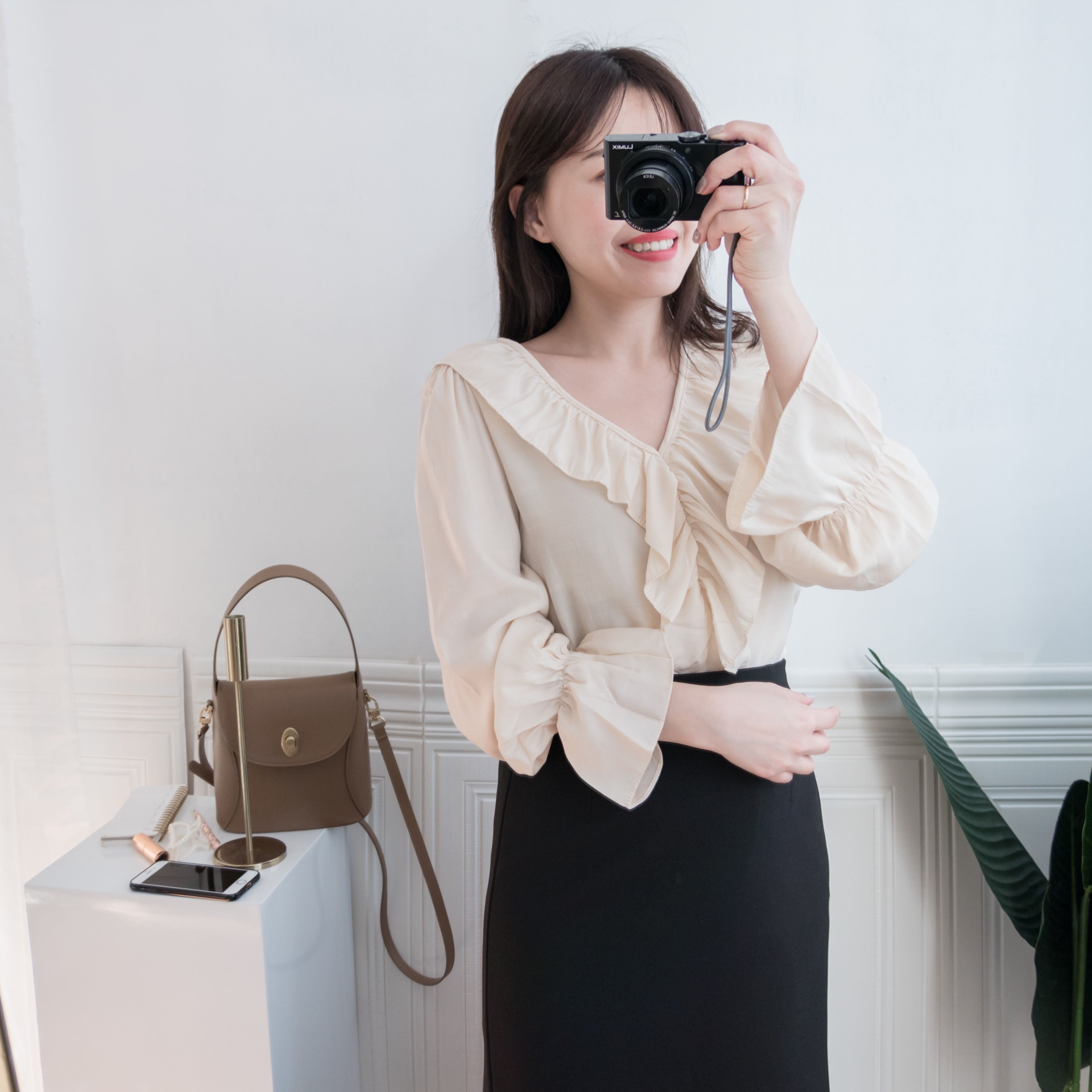 Fine ruffle v領口輕優雅荷葉亮澤棉質上衣, blouse/ BU8635
