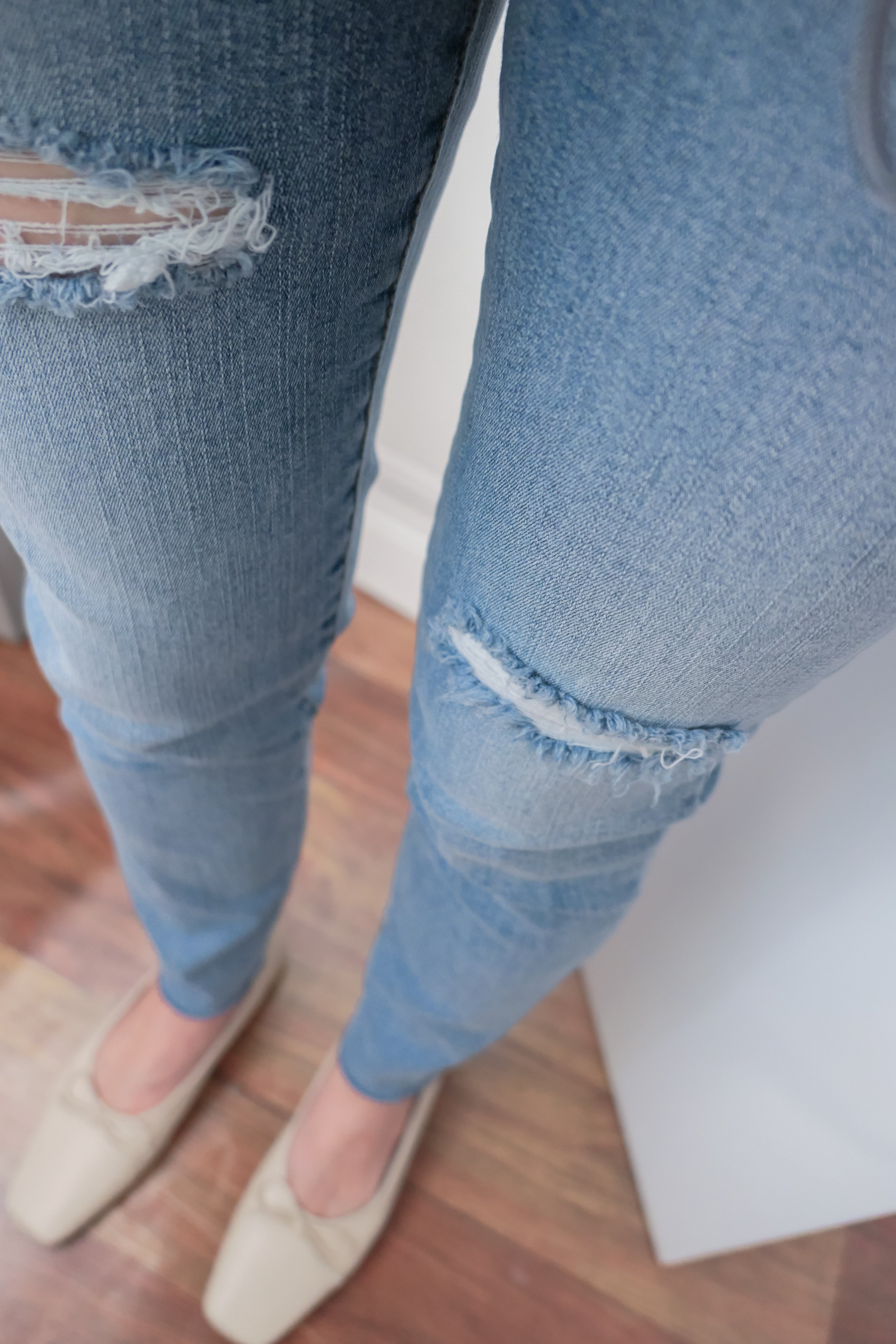 Light ripped 高腰全彈性淺藍小破洞修身直褲腳, jeans/ PT8297 (pre-order)