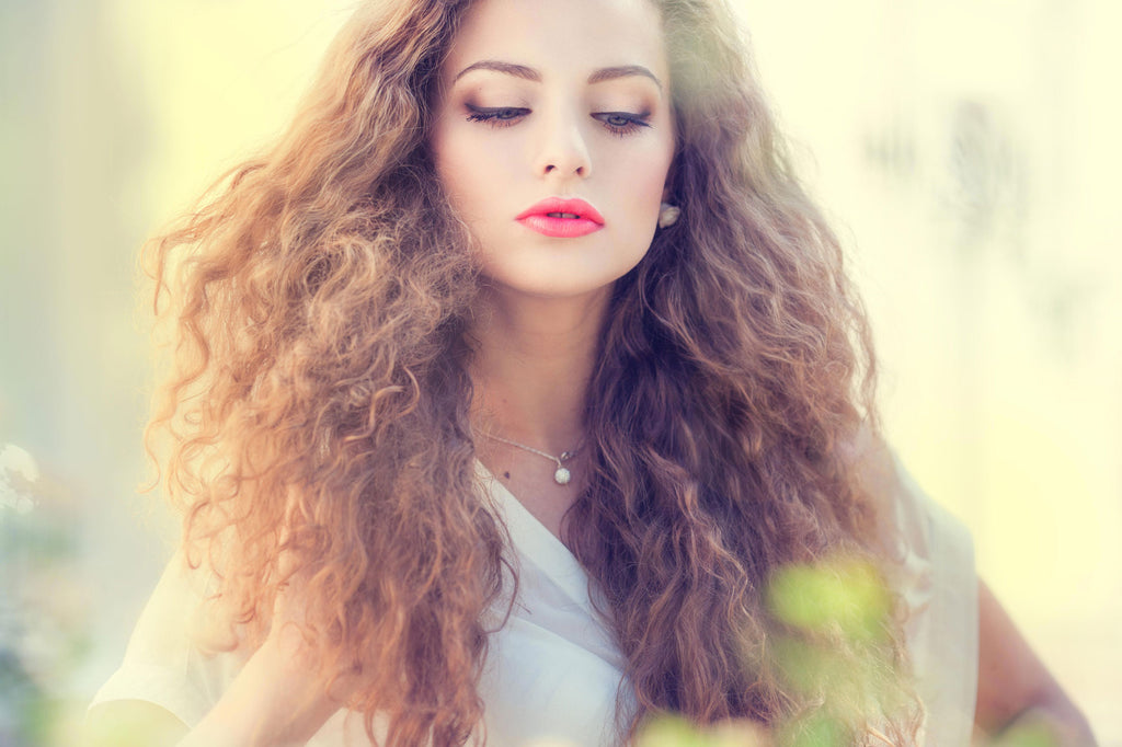 managing hair frizz in the summer