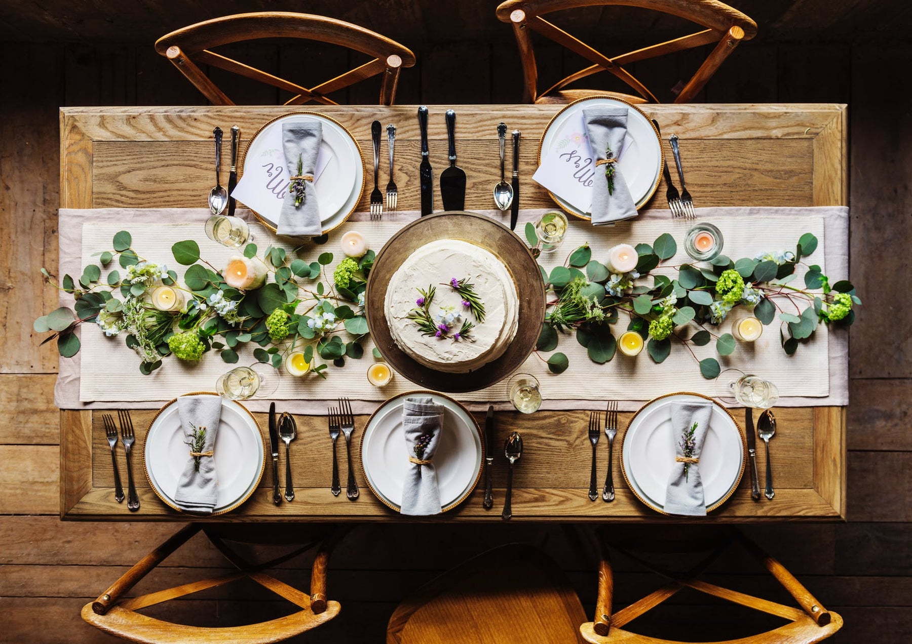 Cómo elegir los caminos de mesa para tu evento