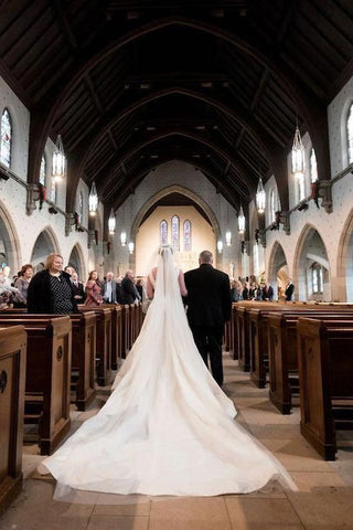 Quién debe de llevar a la novia al altar el día de su boda 15