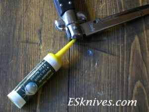 How to oil an Italian stiletto switchblade 