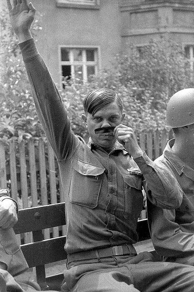 US soldier mocks Hitler for the camera