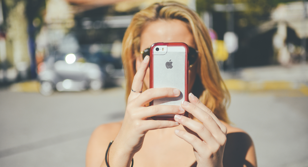 girl with smart phone