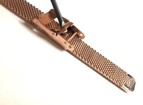 Adjust a mesh watch strap