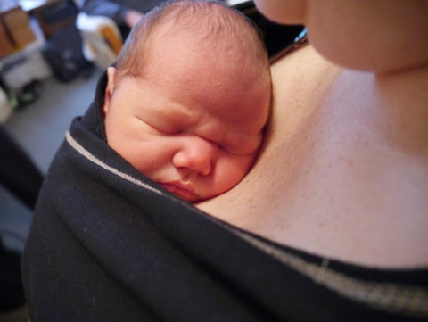 baby on mum's chest in skin to skin t-shirt