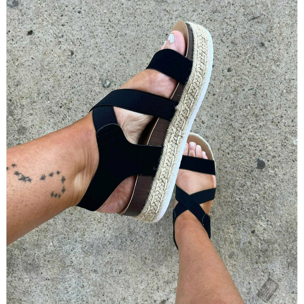 Zinni Black Comfy Sandals