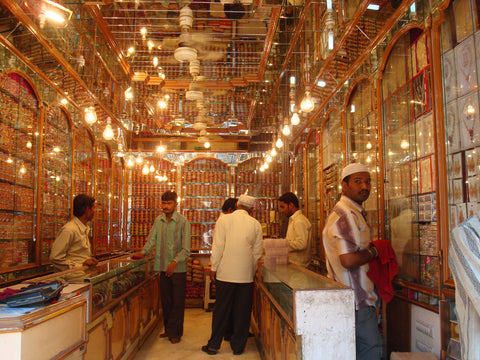 People buying 22ct gold in an Indian Gold or Jewellery shop