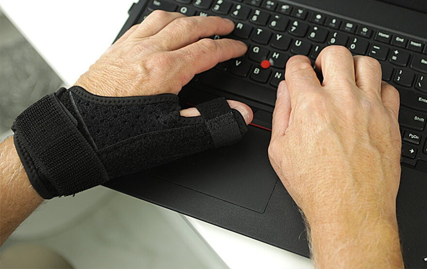 using laptop with thumb brace