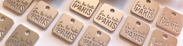 zoom-pastilles-logo-zinc-surlestoitsdeparis-ADN-marque-bijoux