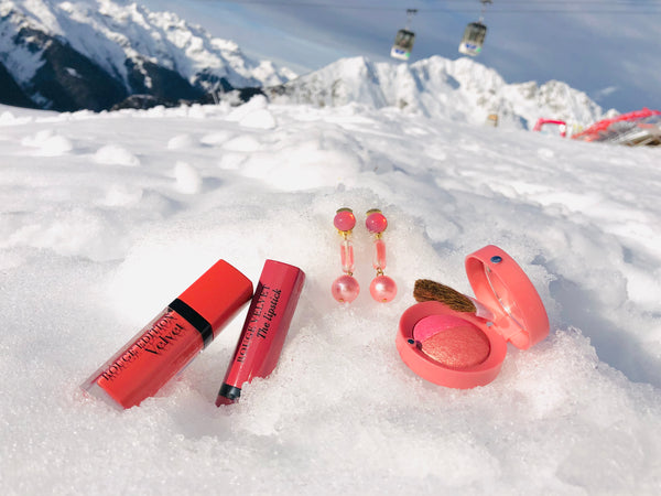 rose et frais - boucles d'oreilles surlestoitsdeparis et maquillage bourjois dans la neige