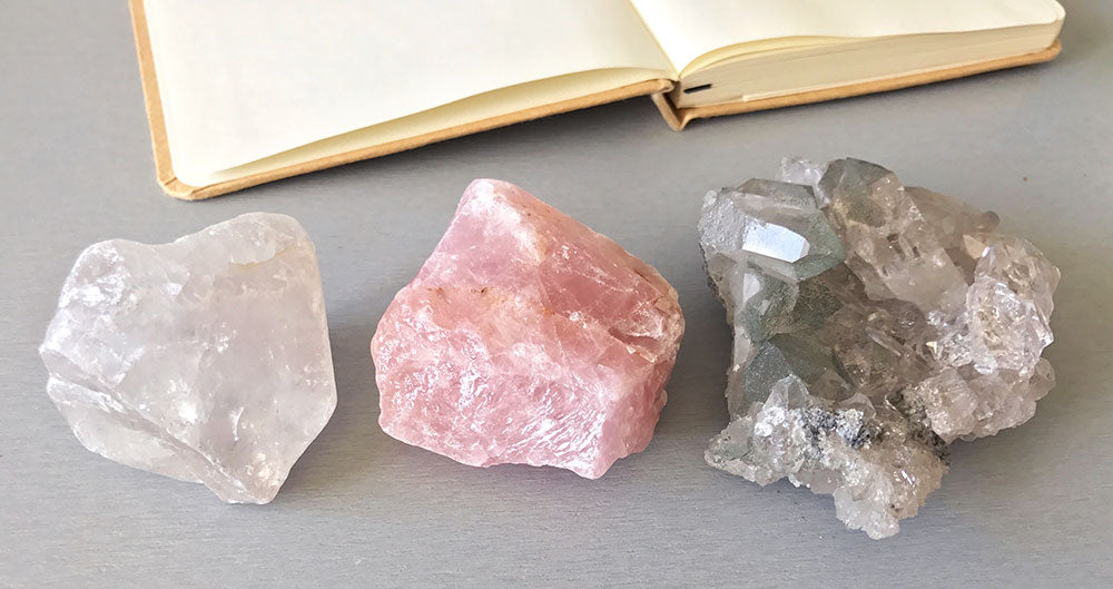 cristal de roche brut et cristaux et quartz rose