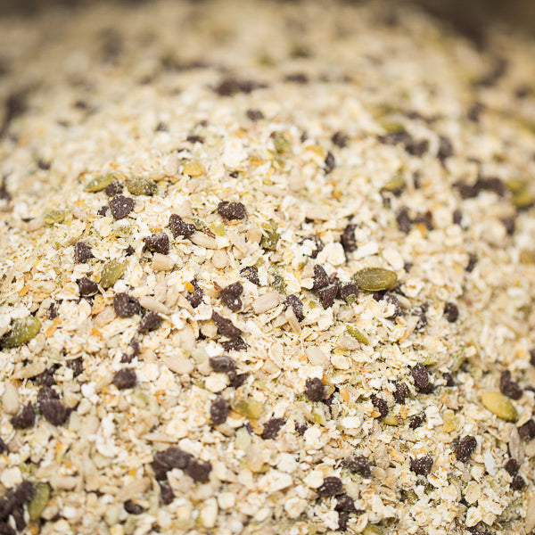 Muesli con avena, semi di zucca e uvetta. Ricca di fibre e antiossidanti, l'avena è ottima da mangiare o da usare per la pelle in maschere o bagni di farina d'avena.