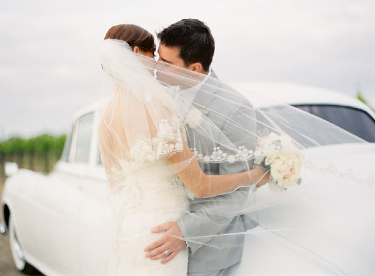 Beautiful Veil picture with vintage car