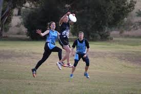 an image of people playing ultimate frisbee