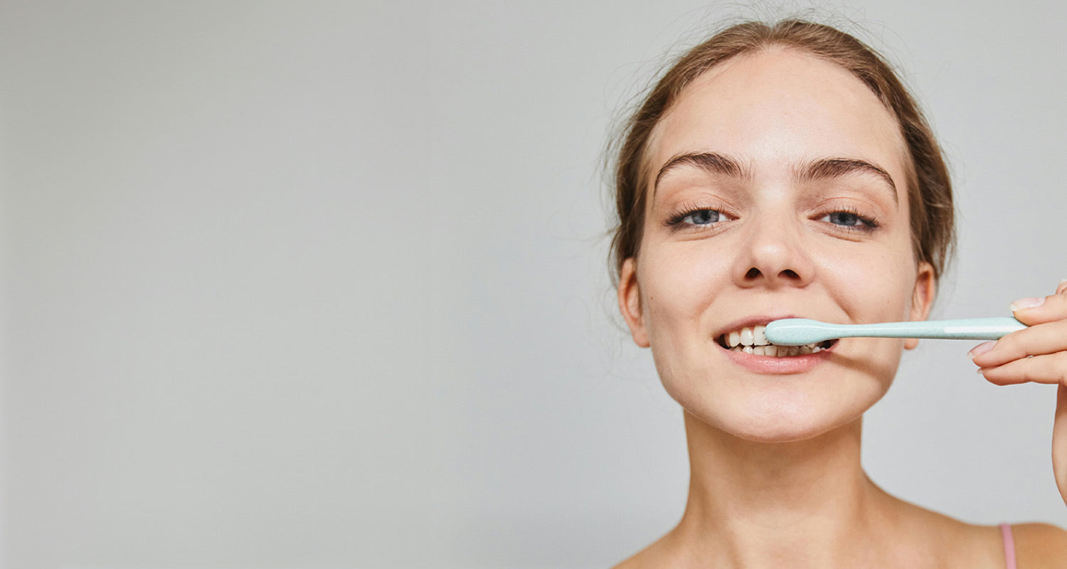 Woman brushing her teeth | Does fluoride free toothpaste benefit oral health? |态度