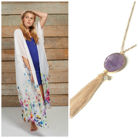 Femininer Kimono mit violett akzentuiertem Schmuck