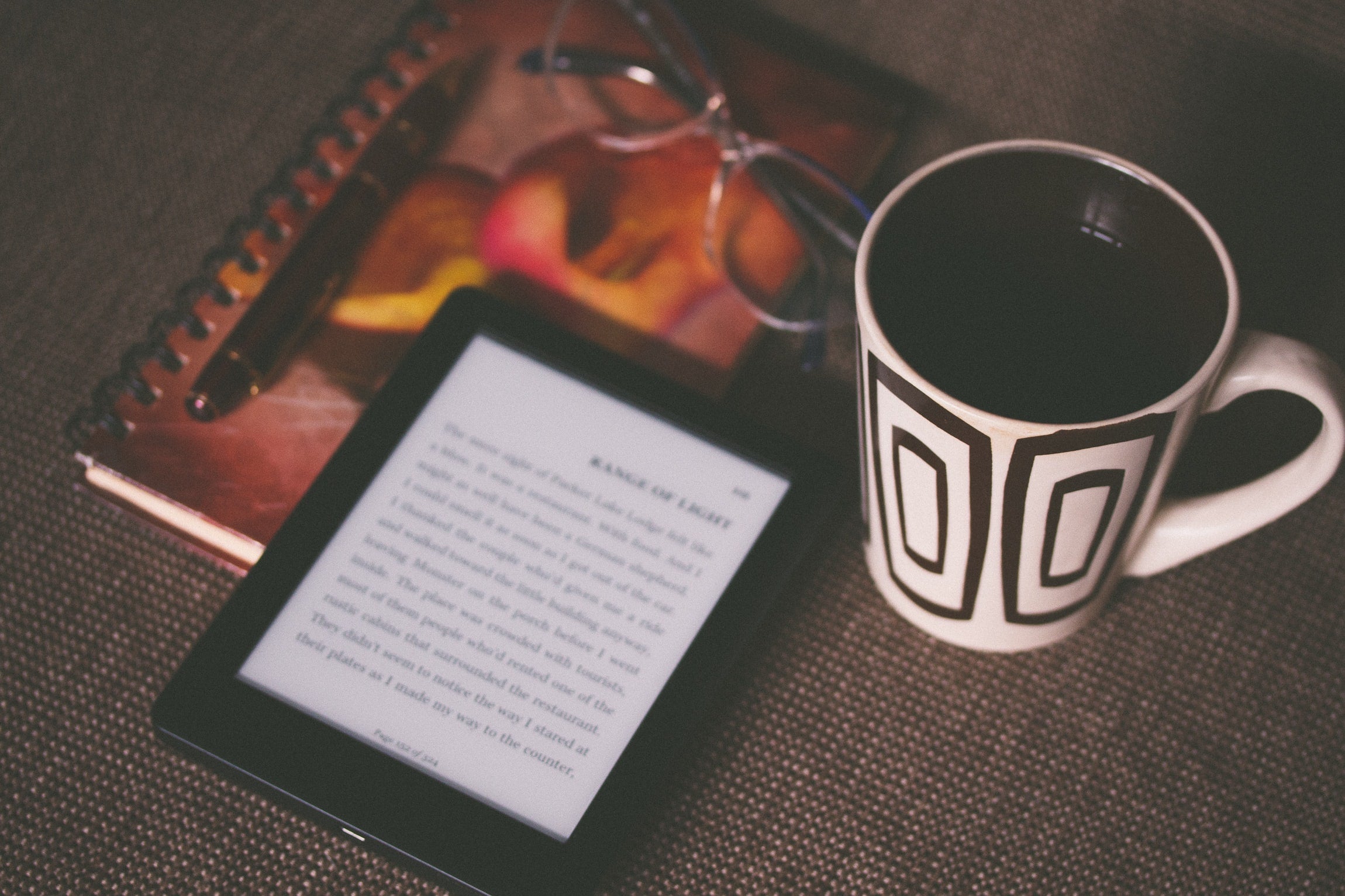 Ebook e caneca de café