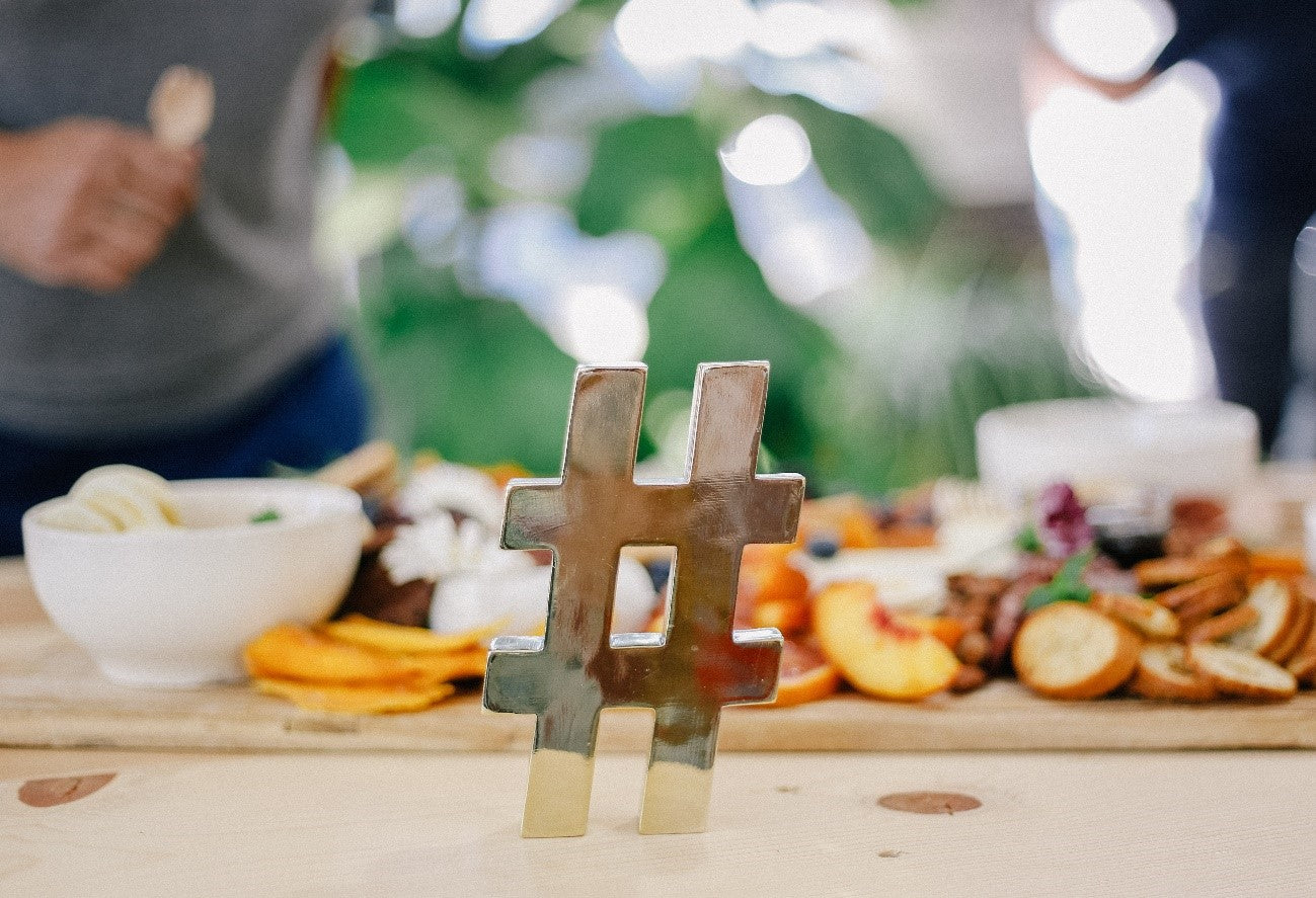 hashtag do instagram: uma hashtag dourada em cima de uma mesa