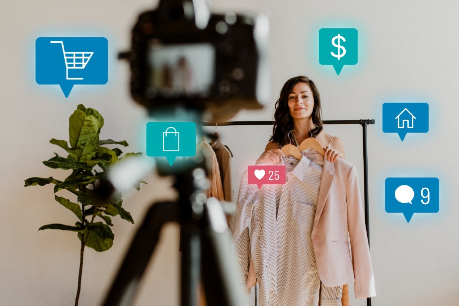 Social commerce: influenciadora mostra peça de roupa para câmera, com logotipos de botões de ação ao redor.