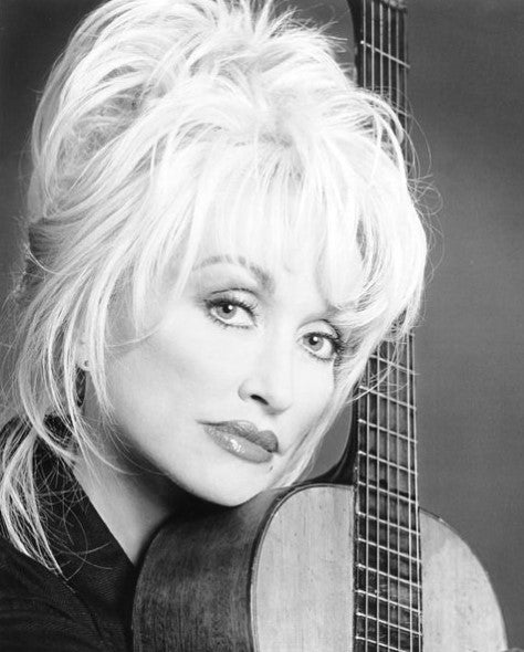 Imagem da cantora Dolly Parton, autora de uma frase que pode ser aplicada ao marketing pessoal.