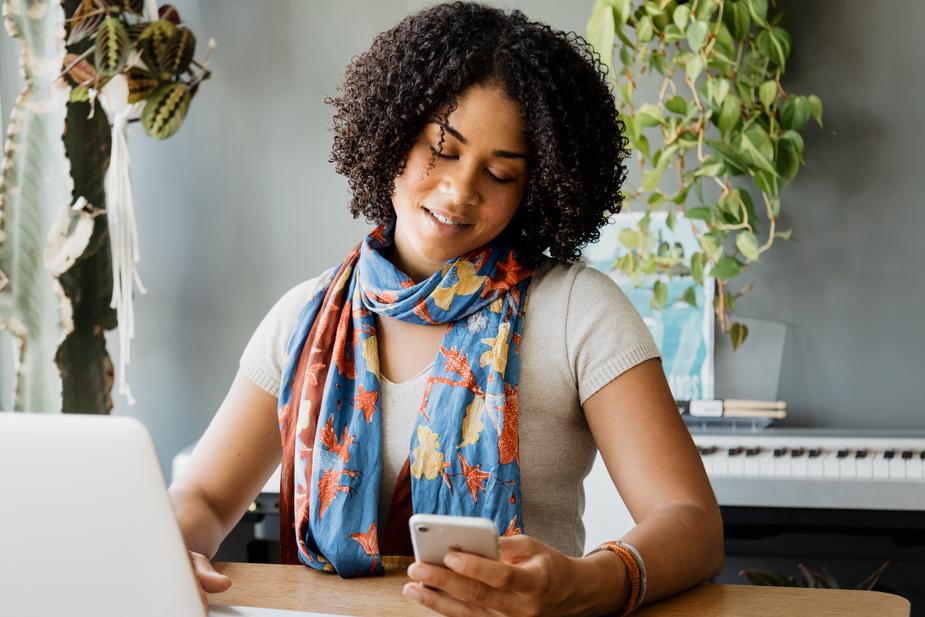 Mensagem de saudação para clientes: mulher interage com telefone celular