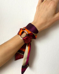 scarf_around_wrist