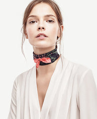 scarf_as_choker_3