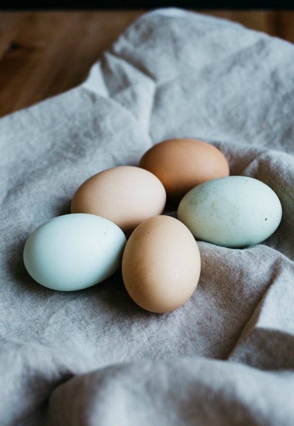 10 DIY natural Easter egg dyes | Easter Egg dyes | DIY egg dyes | Easter basket ideas | Natural Easter | SatsumaDesigns.com #Easter #Easterbunny