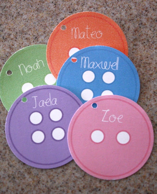 Click through to discover 7 diy cute and easy party name tags ideas | party planning | birthday party ideas | SatsumaDesigns.com #babyshower #placecards #holidays #hostess