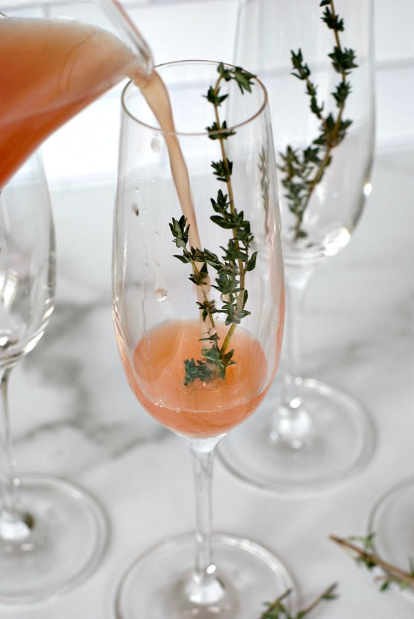 Sparkling hound grapefruit mimosa recipe to serve at your next brunch or lunchtime gathering. Four ingredient cocktail for parties. #mimosa #mimosabar #brunch #brunchrecipes #entertain #satsumadesigns