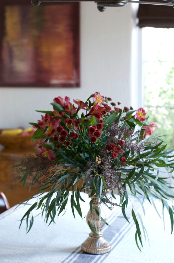 Click through to create my easy autumn floral spray centerpiece | Easy Thanksgiving tablescape | Fall decor | SatsumaDesigns.com #fallwedding