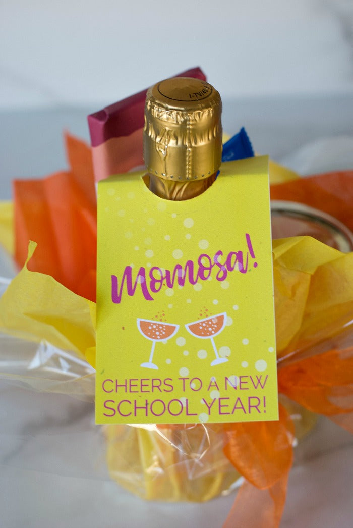 Back to school Momosa gift set with printable | Cheeky gift idea for Mom for back to school during #covid19 and #distancelearning | #homeschool #bts #backtoschool #momlife #parenting