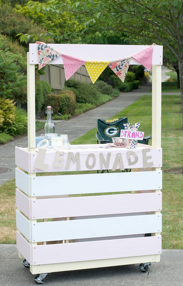 Click through to find out how to build this rolling lemonade stand for lots of summer fun with the kids | DIY construction project | Easy construction project | SatsumaDesigns.com