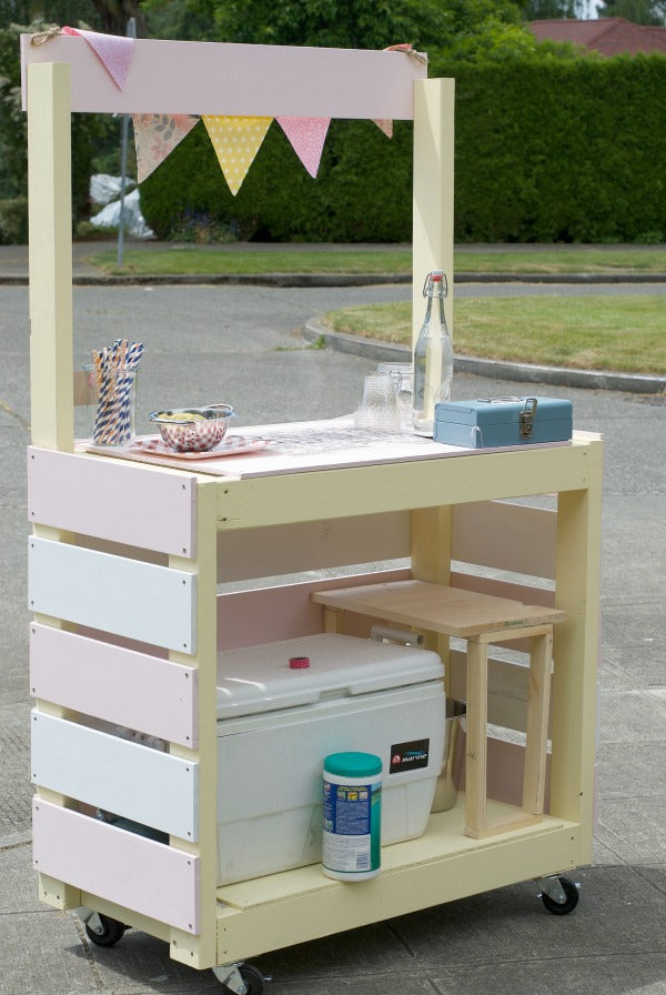 Click through to find out how to build this rolling lemonade stand for lots of summer fun with the kids | DIY construction project | Easy construction project | SatsumaDesigns.com