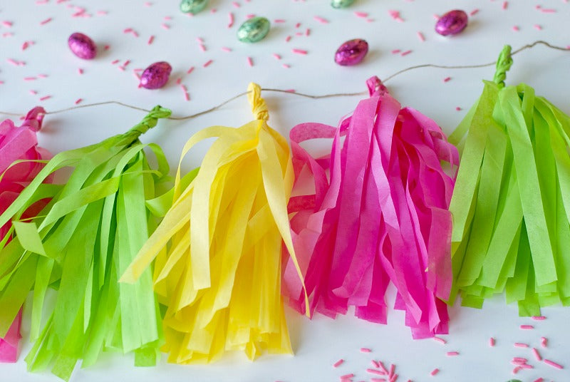 East Easter tissue paper tassel garland | DIY tissue paper tassels | Easy tissue paper tassels | SatsumaDesigns.com #tissuepaper #tassels