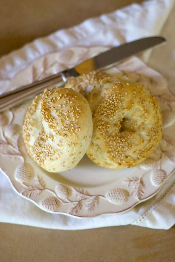 Easy toasted sesame bagel recipe comes together so quickly. This yeast recipe requires a little time to rise, but just minutes of active prep and baking. Make this easy toasted sesame bagel recipe a weekly part of your rotation! #bagel #bagels #nybagels #bagelrecipe #doughrecipe #quickrisingrecipes