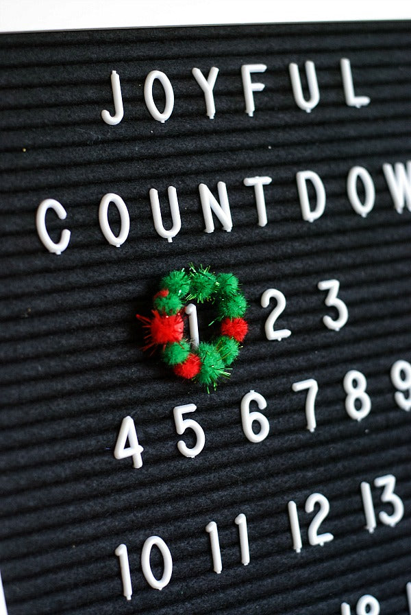 Quickest, cutest felt letter board Advent calendar for holiday celebrating. Countdown to Christmas with my 5 minute advent calendar. #holiday #Christmas #Advent #Adventcalendar #feltletterboard #feltboarddesigns #satsumadesigns.