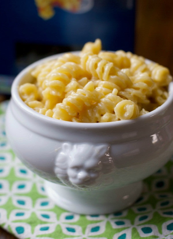 Grandma's stovetop mac and cheese recipe. Try this easy weeknight recipe to feed a hungry family. #macandcheese #weeknightdinner #easyrecipes