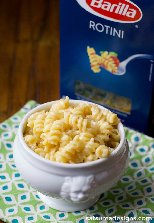 Grandma's stovetop mac and cheese recipe. Try this easy weeknight recipe to feed a hungry family. #macandcheese #weeknightdinner #easyrecipes