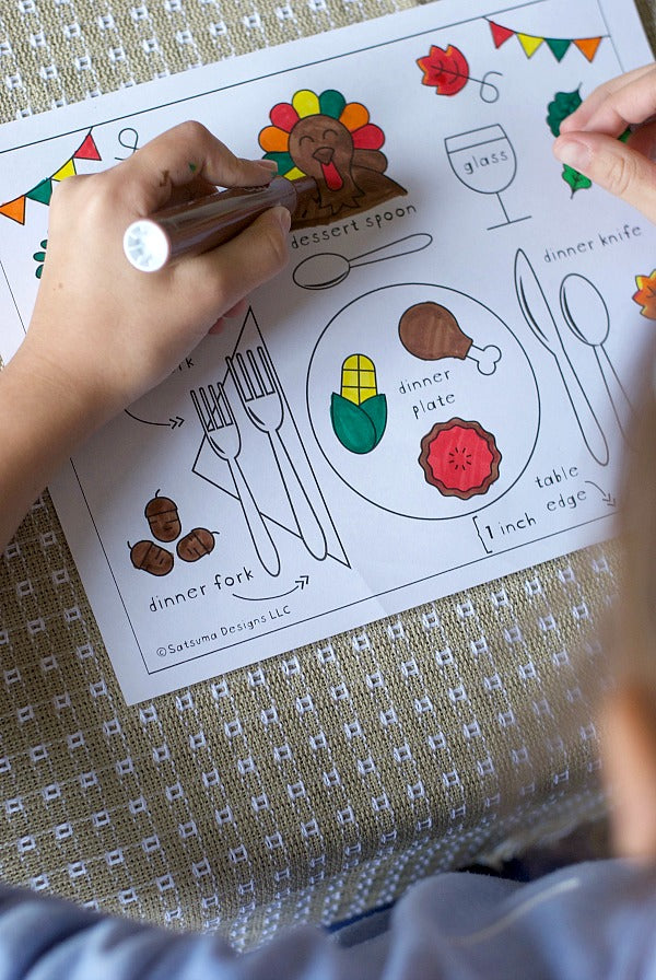 How to set a Thanksgiving Table coloring page | Coloring page teaches children how to set the table for Thanksgiving | Kids can help throughout the holiday season with a little guidance and support | #Thanksgiving #feast #setthetable #manners #howtosetthetable #holidaytable #tablescape #satsumadesigns.com